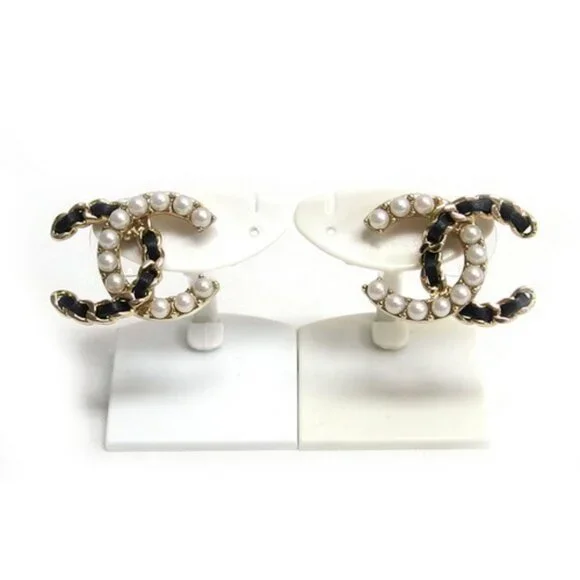 ❌❌❌SOLD❌❌❌ #111 Chanel Stud Earrings B22B Coco Mark Fake Pearl - Picture 2 of 7